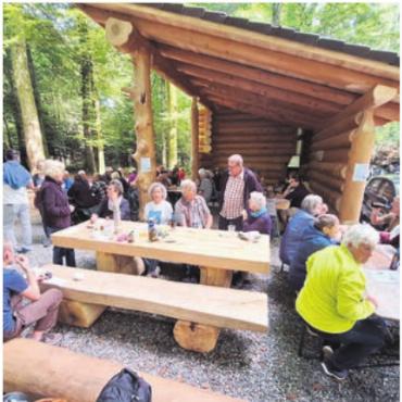Zur Nutzung freigegeben - Jung und Alt fand am Tag der Einweihung den Weg in den Wald und genoss den feierlichen Akt. Bild: gk