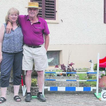 Für leuchtende Kinderaugen - Ueli und Rosmarie Brunner vor dem Hindernis Nummer 6. Der Parcours ist genau so konzipiert wie derjenige der Springkonkurrenz in Wohlen, aber in einem kleineren Massstab. Bilder: Josip Lasic, zg
