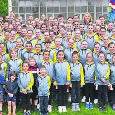 Viel Applaus für die Vorführungen - Riesige Turnerfamilie: Gruppenbild vor dem Showturnen in Merenschwand. Bild: zg