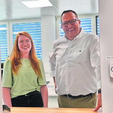 Ort der Begegnung - Am Schalter: Gemeindeschreiber Frank Koch mit Stellvertreterin Livia Huwiler.