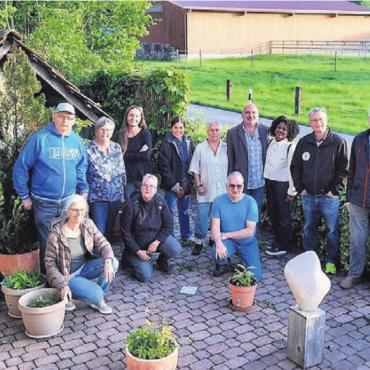 S’Armehuus stellt uus - Das Team, welches im Armehuus die Ausstellung vorbereitet, freut sich Bild: zg