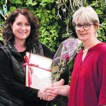 Neues Ehrenmitglied - Nadine Ritter (links) wird zum Ehrenmitglied ernannt und erhält eine Urkunde und Blumen von Präsidentin Luzia Zimmermann. Bild: zg