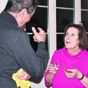 Einblick in die Sozialwerke - Beim abschliessenden Apéro blieb Zeit, das Gehörte im persönlichen Gespräch mit Christine Egerszegi zu vertiefen. Bilder: Erika Obrist