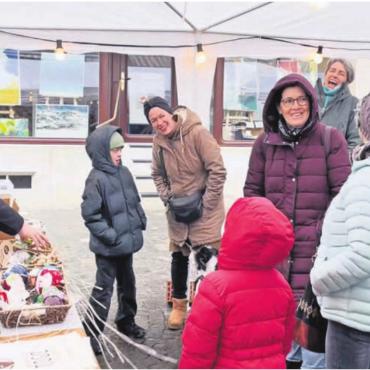 Von originell bis kurios - Vor einem Jahr kam die Baumschmuck-Auktion gut an. «Nur das Wetter hätte besser sein dürfen», erinnert sich Biggi Winteler vom Verein Fachgeschäfte Altstadt Bremgarten. Sie hofft, dass am kommenden Sonntag dieses nun stimmt. Bild: zg