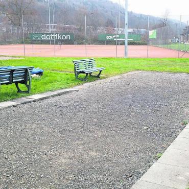Auf sieben Anlagen erweitern - Schon heute gibt es auf dem Tennisplatz eine provisorische Pétanquebahn. Jetzt soll an derselben Stelle eine richtige Anlage mit sieben Bahnen gebaut werden. Bild: Chregi Hansen