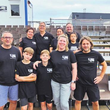 Das grosse Wiedersehen - Die gesamte Familie packt mit an, damit Wohlen und Umgebung in den Genuss von Filmspektakel unter freiem Himmel kommt. Hinten von links: Irene, Pitsch, Ella, Andi und Keano. Vorne von links: Mischi, Finn, Mick, Alice, Sandro.