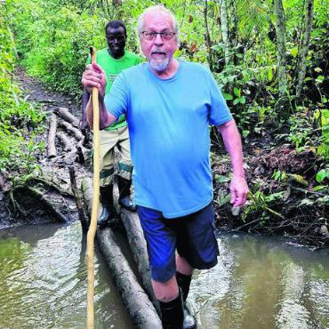 Ein Paradies im Urwald - Bäche machen den Itohya-Wald zu einem wichtigen Wasserreservoir. Herby Wiederkehr in den obligaten Gummistiefeln, hinter ihm Ranger David.
