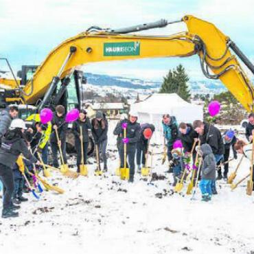 Panoramasicht inklusive - In Fahrwangen fiel der Startschuss für ein grösseres Bauvorhaben. Das Projekt wird in zwei Etappen realisiert. Bild: zg