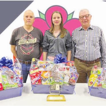 Tradition mit Zukunft - Haben sich gegen ihre Konkurrenten durchgesetzt (v. l): Benno Schmidli, 2. Rang mit 4256 Punkten, Melanie Gisi, 1. Rang mit 4277 Punkten, und Peter Rufer, 3. Rang mit 4199 Punkten. Bild: zg