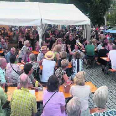Wie ein toller Sommerfilm - Ein voller Sternenplatz und ein Höhepunkt der diesjährigen Jazz Night: Der Auftritt der einheimischen Band Brässkalation, die nach zehn Jahren wieder am Anlass aufspielte. Bilder: Stefan Sprenger