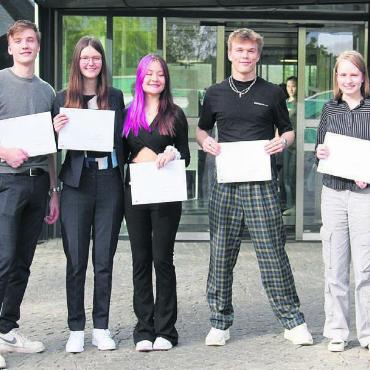 Viel Lob und Anerkennung - Die besten fünf Maturarbeiten wurden mit einem Geldbetrag belohnt. Von links: Matthias Angst, Rektor; Julius Behrendt, Samira Baumann, Aisha Pfund, Nicholas Kessler, Myriam Gempp und Philippe Widmer, Präsident Rotary Club. Bilder: Monica Rast