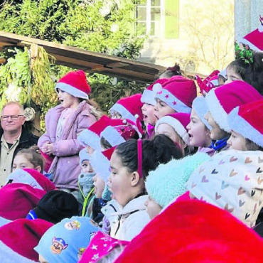 Auch das Wetter spielte mit - Die beiden Kinderkonzerte mobilisierten viel Publikum  und selbst der Samichlaus kam. Bild: Walter Minder