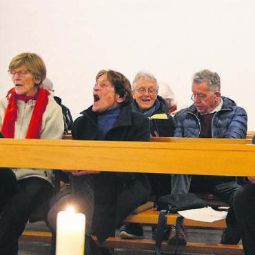 Die Hoffnung nicht verlieren - Das gemeinsame Singen ist ein wichtiges Element im «Gebet für den Frieden». Die Anlassreihe wird unter anderem durch Marie Eve Morf (vorne rechts) durchgeführt. Bild: Roger Wetli