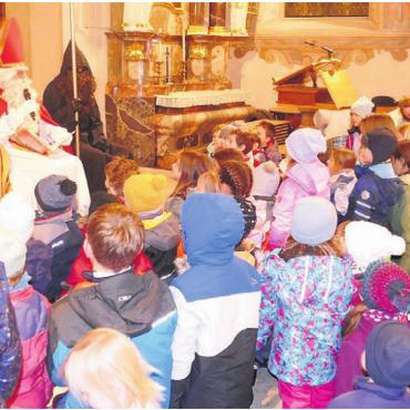 «Samichlaus, du guete Maa, los der au mis Versli aa …» - «De Samichlaus verzellt» den Kindern eine selbst geschriebene Geschichte. Bild: Chlausaktion
