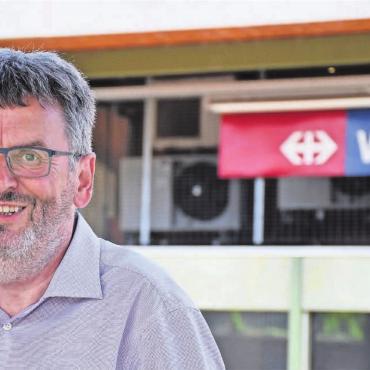 Er machte die Schweiz zum Vorbild - Peter Füglistaler am Bahnhof Wohlen: Hier wurde er als Jugendlicher zum Bahn-Fan. Dann ging es empor bis zum obersten Bahnaufseher. Nun geht er in Pension. Bild: Daniel Marti