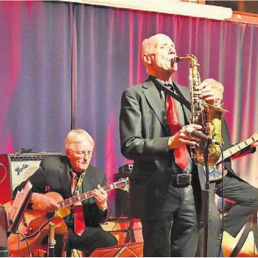 Die Herb Miller Jazz Band in Spielfreude - Jürg Morgenthaler am Saxofon bei seiner Solonummer mit der Rhythmusgruppe der Herb Miller Jazz Band, bestehend aus Herb Müller, Heinz Gysin, Rolf Eichenberger und Daniel Hofmann (v. l.). Bild: zg