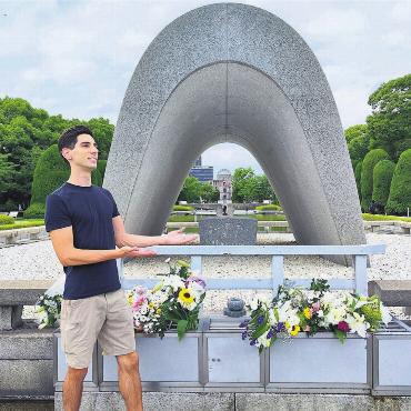 Von Streichen zu Millionenaufrufen - Stefan Wehrli in Hiroshima. Der Freiämter reist sehr gern. Auf seinen Reisen filmt er zahlreiche der «Pranks», auf denen sein Youtube-Kanal basiert. Bild: zg