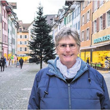 «Wir wollen der schönste bleiben» - Sabina Glarner freut sich auf das emsige weihnachtliche Treiben in der Marktgasse. Bereits jetzt laufen die Vorbereitungen und Installationen auf Hochtouren, damit in gut zwei Wochen alles bereit ist. Bild: Marco Huwyler