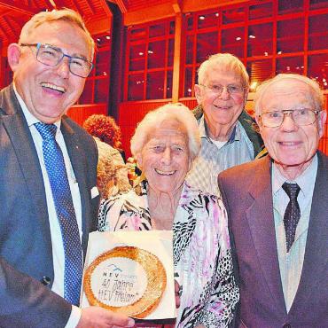 Geburtstag grandios gefeiert - HEV-Freiamt-Präsident Thomas Räber (links) konnte an der 40. Generalversammlung die Gründungsmitglieder Elsbeth Wieland, Hansruedi Hubmann (hinten) und Peter Wirz begrüssen. Bild: Roger Wetli