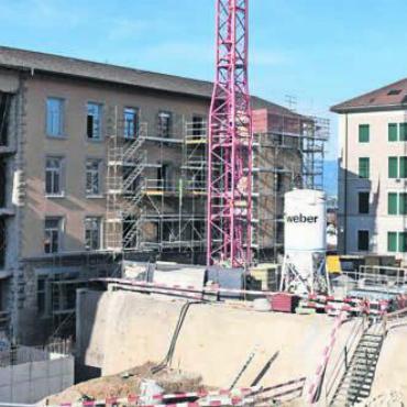 Doch Schule ohne Mitwirkung …? - Dauerthema Schulraum: Zurzeit wird das Halde-Zentrum erneuert (Bild), danach braucht es in den Schulzentren Bünzmatt und Junkholz weitere neue Schulräume – dafür soll eine Schulraumplanungskommission die besten Varianten erarbeiten. Bild: Archiv