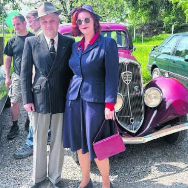 Rückblick auf 90 Jahre Autogeschichte - René und Daniela Hausmann aus Schafisheim vor ihrem 90-jährigen Peugeot.