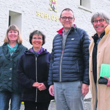 Mit viel Herzblut auf gutem Weg - Vor dem Schlössli und auf dem Sternenplatz, dort ist der Wochenmarkt zu Hause. Der Fortbestand ist gesichert (v. l.): Jonas Arnet, Julia Frischknecht (beide Führung Verein für Kultur), Christa Meier (Mitinitiantin), Silvia Frischknecht, Guido Arnet (beide Verein für Kultur) und Andreas Weber (Mitinitiant). Bild: Daniel Marti