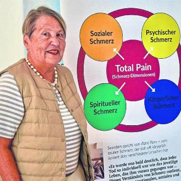 «In Würde sterben können» - Anita Lanz in der Palliative-Wanderausstellung «Du zählst, weil du bist» zum 20. Todestag von Cicely Saunders. Bilder: Thomas Stöckli