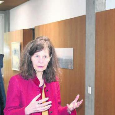 Wie Detektive auf der Schatz-Suche - Verena Schütz erklärt im Gemeindehaus die Bedeutung der dort aufgehängten Werke – wie beispielsweise ein Clownbild von Giani Castiglioni.