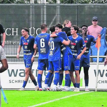 Jubeln bei der Kammerbar - Die Wohler feiern ein Tor in der zweiten Halbzeit bei der Kammerbar-Eckfahne (hier beim 5:0 im August 2024 gegen Schötz). Solche Jubelszenen will man auch gegen Solothurn sehen. Bild: spr/Archiv