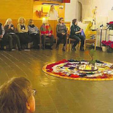 Besinnlicher Start ins neue Jahr - Die Teilnehmer lauschten den Klängen. Bild: zg