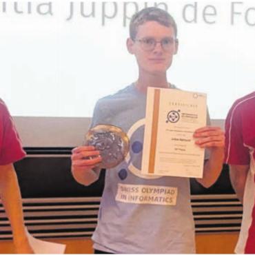Coden wie die Champions - Gilles Bärtschi (Mitte) kann sich mit der Bronzemedaille noch für die Internationale Informatik-Olympiade qualifizieren. Bild: zg