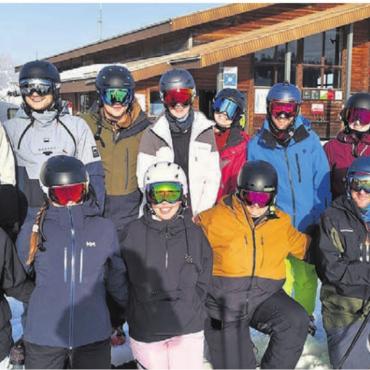 Perfektes Terrassenwetter - Beim Gruppenfoto strahlen die Gesichter mit der Sonne um die Wette. Bild: zg