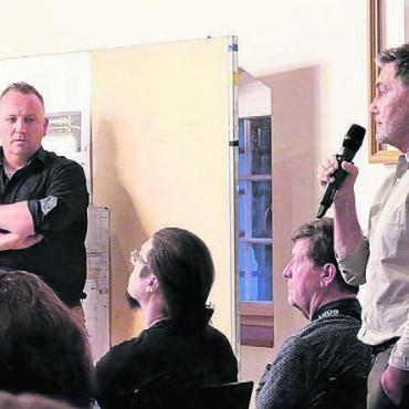 «So gut und günstig wirds nie mehr» - Die Projektverantwortlichen, wie hier Stadtrat Stephan Troxler (l.), standen für Fragen der Bevölkerung Red und Antwort. Bilder: zg/huy
