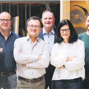 Eigenen Wurzeln treu geblieben - Früher ein reiner Familienbetrieb, wird die Büttiker Firma heute von einer engagierten Geschäftsleitung geführt (von links): Stefan Köchli, Kandid Müller, Matthias Meyer, Thomas Schuhmacher, Geschäftsleiter Josef Karl Koch (der Enkel des Gründers), Sandra Wermelinger, Marcel Voramwald und Adrian Frick. Bild: zg