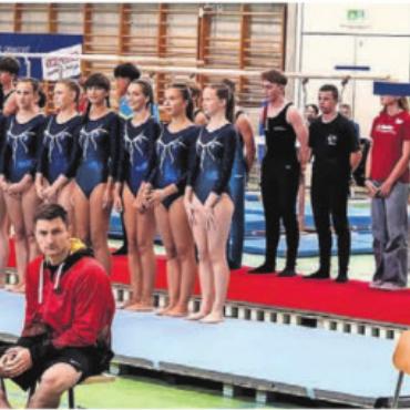 Zwei Hallen, perfekte Premiere - Und auch in der alten Hofmattenhalle wurde geturnt. Hier die Sportlerinnen und Sportler der Kategorie 5 nach dem Einmarsch.