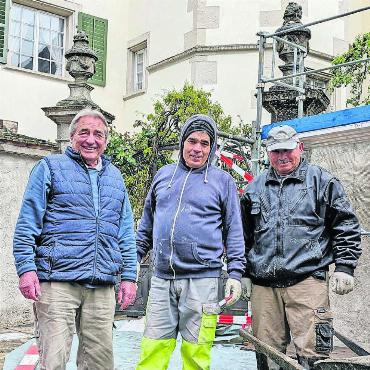 Mauern wie im Mittelalter - René Landolt (links) und seine Maurer arbeiten an der Bremgarter Schlösslimauer. Der 76-Jährige hat sich auf die Sanierung von historischen Bauwerken spezialisiert. Bild: Marco Huwyler