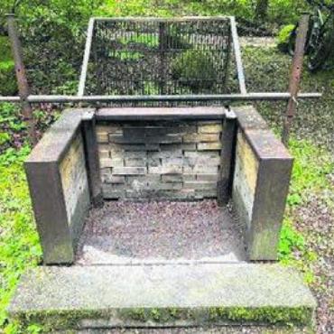 Grillrost verschwunden - Die beliebte Feuerstelle Bergmättli ist derzeit ohne Rost. Bild: gk