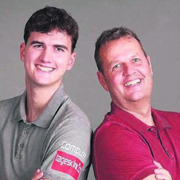 Vorsicht: «Massive Welle» - Vater-Sohn-Duo: Janis (links) und Thomas Huber. Bild: zg