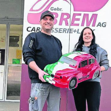 Die beste Autolackiererin im Aargau - Zwei zeigen das Meisterstück: Die 19-jährige Shania Stierli und ihr Ausbildungs-Coach Lars Iberg mit ihrem Lehrlingswettbewerbsmodell «Fiat Abart 600». Bild: zg
