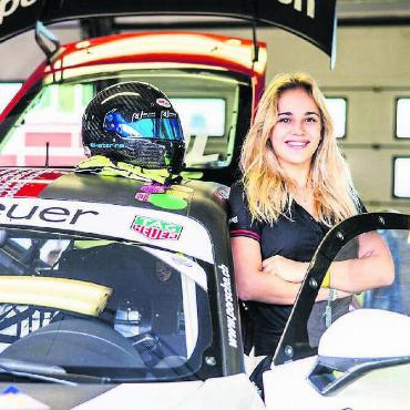 Frau mit viel PS - Ein Leben für den Motorsport. Die 16-jährige Ekaterina Lüscher fährt bereits Autos mit 530 PS. Bild: zg