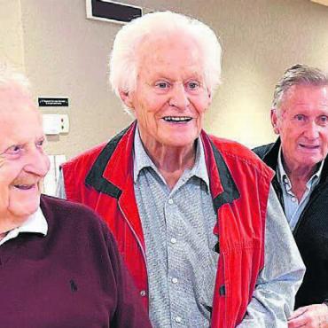 Besonderer Tag - Der Viererbob, der 1971 in Cervinia den Weltmeistertitel geholt hat, hat sich 2024 im Bünzpark in Waltenschwil wiedervereint. Von links: Pilot René Stadler, Max Forster, Erich und Peter Schärer. Ein Comeback ist ausgeschlossen.