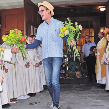Wenn aus einem Abschied ein Pfarreifest entsteht - Seelsorger Stefan Heinzmann verabschiedet sich – und wird richtig gefeiert. Bild: zg