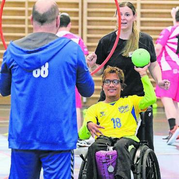 Eine Halle voller Lachen - Der Ball muss durch den Ring.