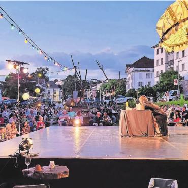Bilder, Menschen, Emotionen - 11. Juli: Nach einer längeren Pause findet im Rahmen der Sommerbar wieder das Bühnenfestival Nousu statt. Zu Gast unter anderem Guillermo León mit seiner wilden und chaotischen «Opéra pour Spaghetti».