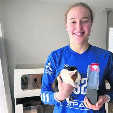 Pokal und viele Meerschweinchen - Mit Meerschweinchen, Nati-Trikot und Pokal: Seraina Kuratli. Bild: spr