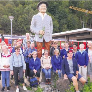 Herrliches Wetter, gemütliche Wanderung - Der Schacherseppli war allgegenwärtig auf der Vereinsreise. Bild: zg