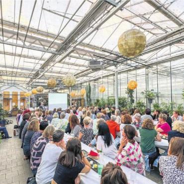 Blühende Perspektiven - Die Vorsorgeexpertin Sandra Riner referiert im idyllischen Ambiente der Gärtnerei. Bild: zg