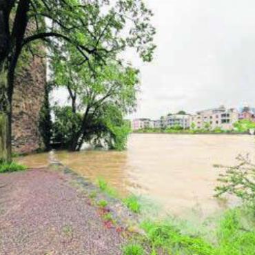 Hochwasser im Griff - Die Reuss (hier beim Hexenturm) führte in den vergangenen Tagen sehr viel Wasser. Bild: zg