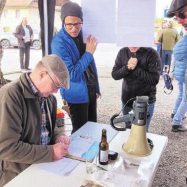 Leben ins Dorf bringen - Viel Arbeit für Turnierleiter Markus Bleiker. Er trägt die Ergebnisse ein, stellt die Partien zusammen und ruft die nächsten Spiele aus.