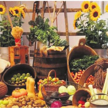 Festliche Tradition - Feierlich geschmückt mit Gaben der Natur präsentierte sich die Pfarrkirche. Bild: zg